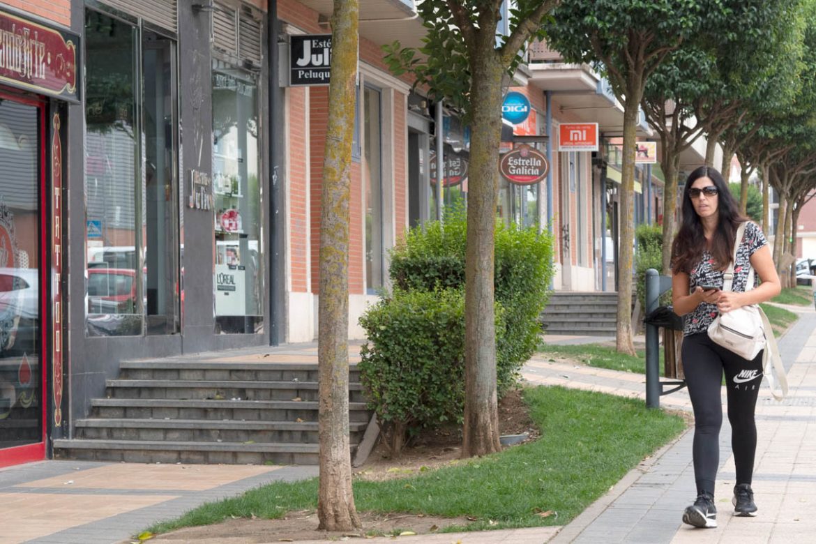 Señora paseando por Arroyo de la Encomienda