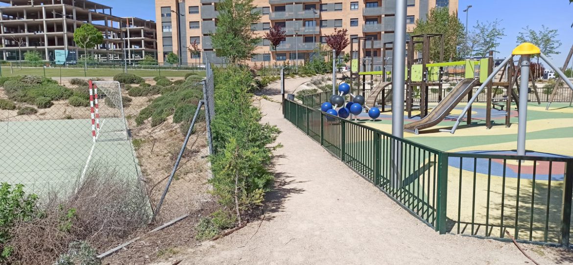 Uso público para las pistas de futbito y baloncesto