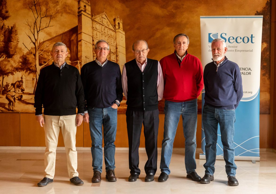 Tomás Fernández, en el centro, junto al resto de voluntarios que ofrecen charlas de emprendimiento