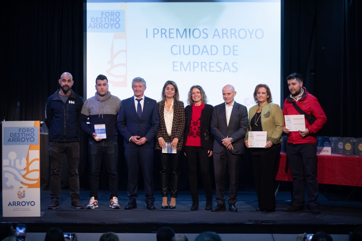 Los galardonados posan con el Premio Arroyo Ciudad de Empresas. J. C. CASTILLO