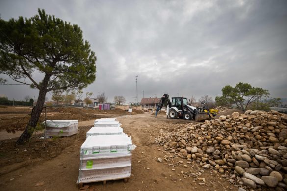 Las obras del parque Salero Serval se encuentran muy avanzadas y ya se está colocando el pavimento y puede verse parte del laberinto. J.C. CASTILLO