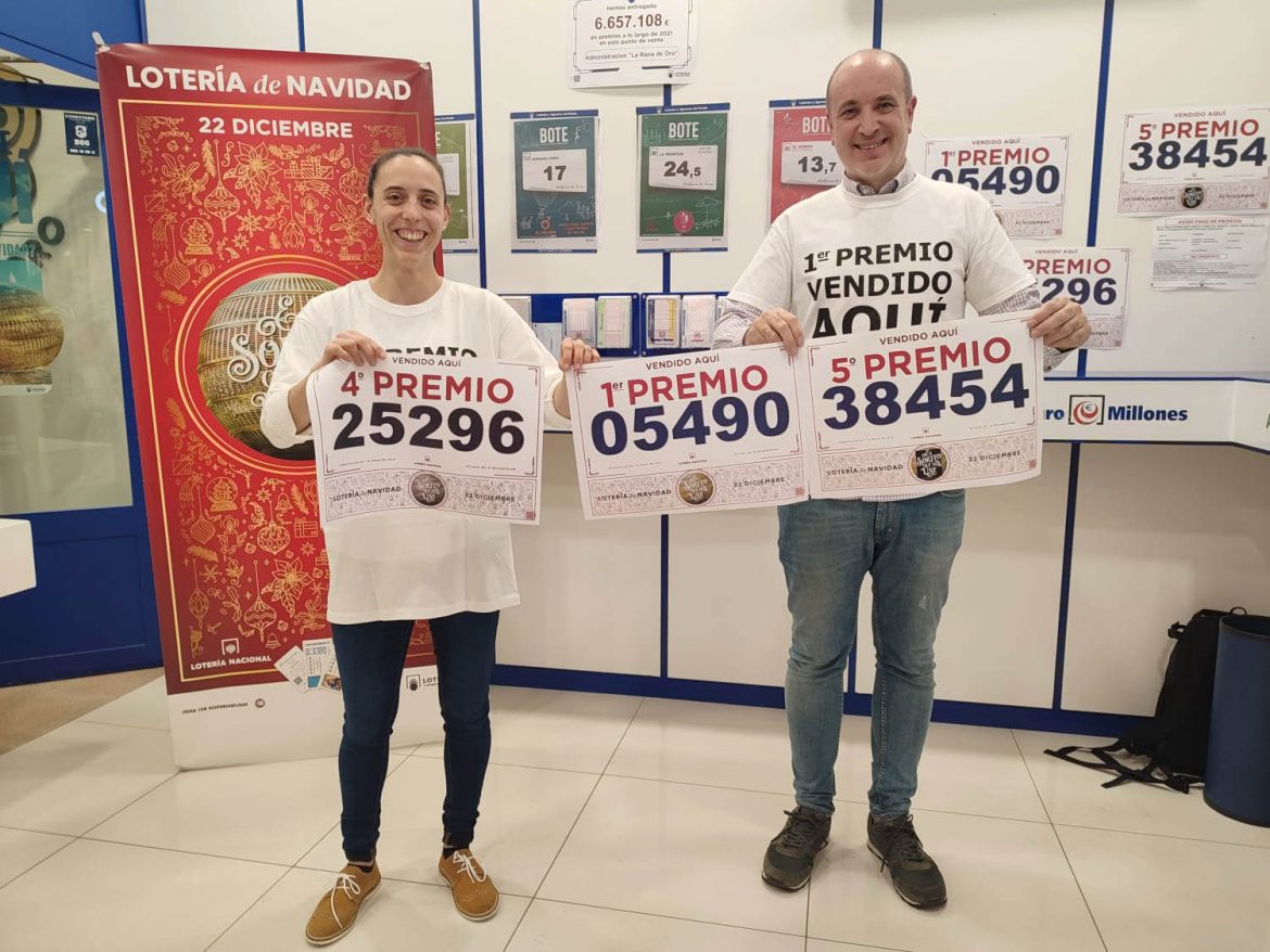 Victoria Puebla y Luis Vázquez posan con los carteles de la venta de varios premios en su administración. ENA
