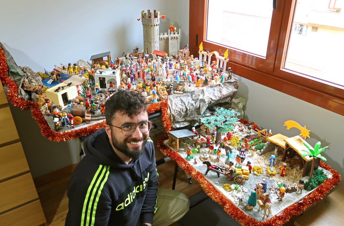 Samuel Yagüe posa frente a dos de las mesas del nacimiento Playmobil que monta en su casa. ENA