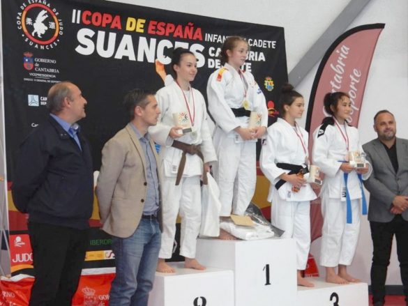 Irene Catalá en el podio tras colgarse la medalla de plata. ENA