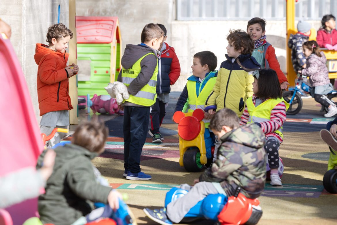 Miniayudantes de patio en el CEIP Elvira Lindo de Arroyo de la Encomienda. J. C. Castillo