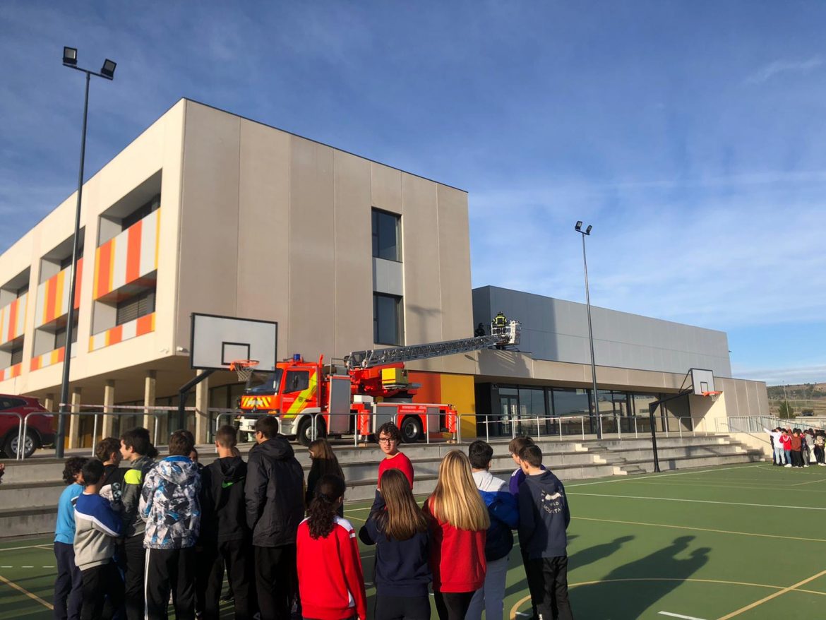 Simulacro de los Bomberos en un colegio de Arroyo. ENA