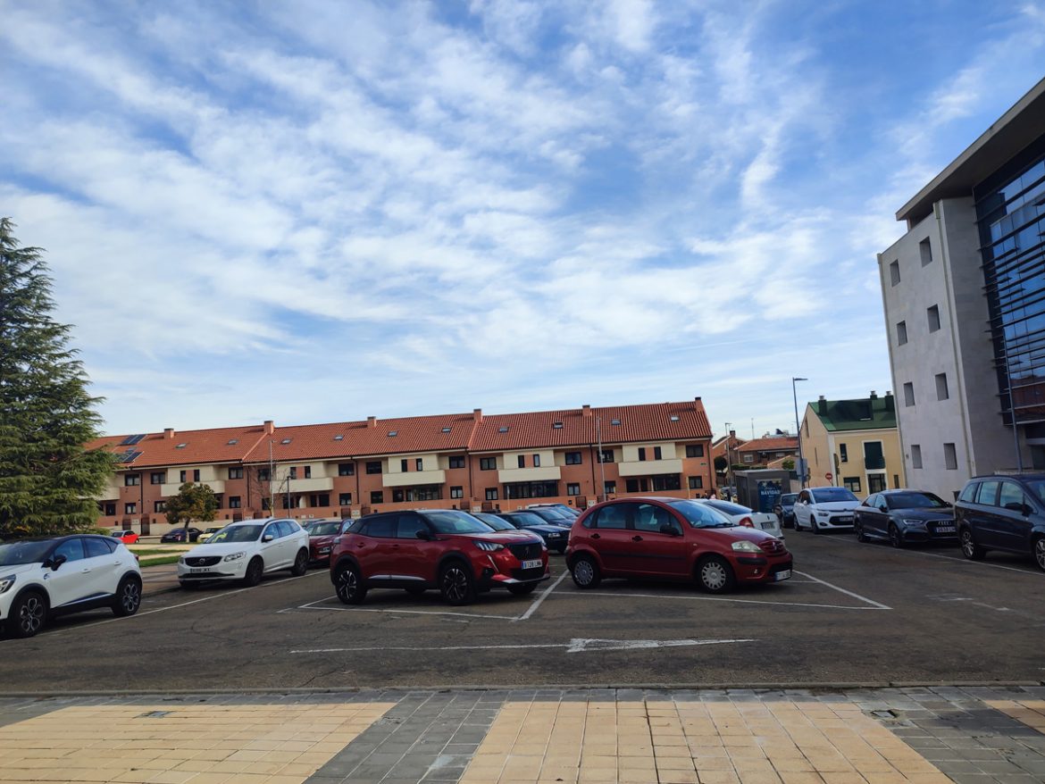 Vehículos aparcados en Arroyo de la Encomienda.