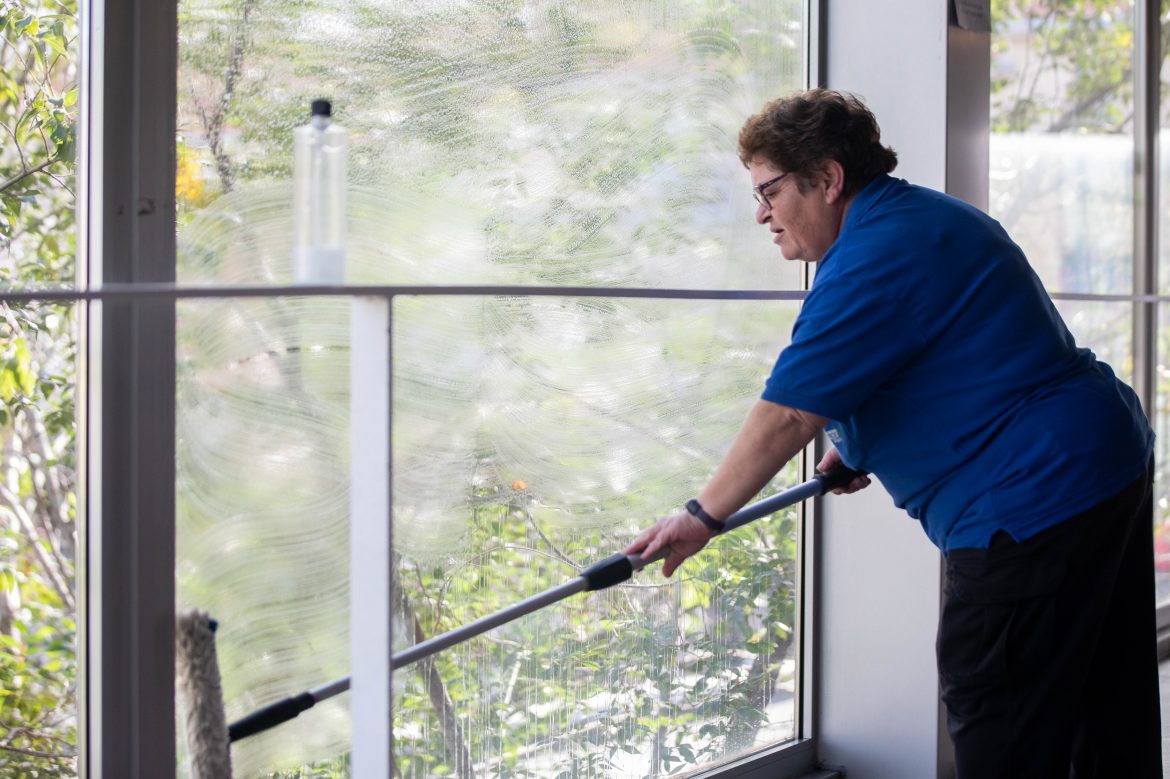 Foto de archivo de una trabajadora de la limpieza de Arroyo. Samuel Gómez