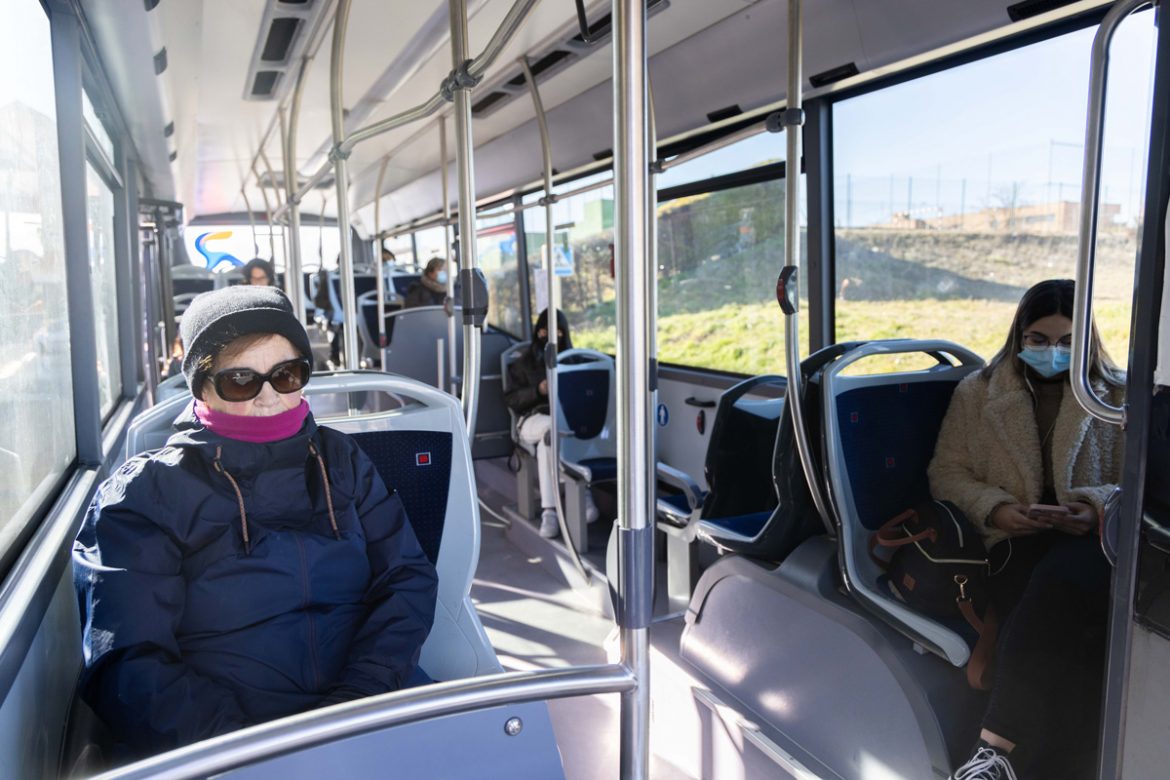 Autobús de Arroyo de la Encomienda el día d la retirada de las mascarillas. J. C. CASTILLO