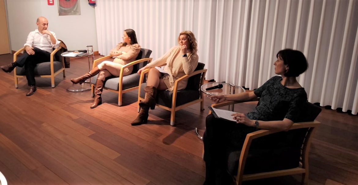 Ciudadanos de Arroyo de la Encomnienda celebró una charla coloquio sobre la mujer en la Casa de la Cultura.