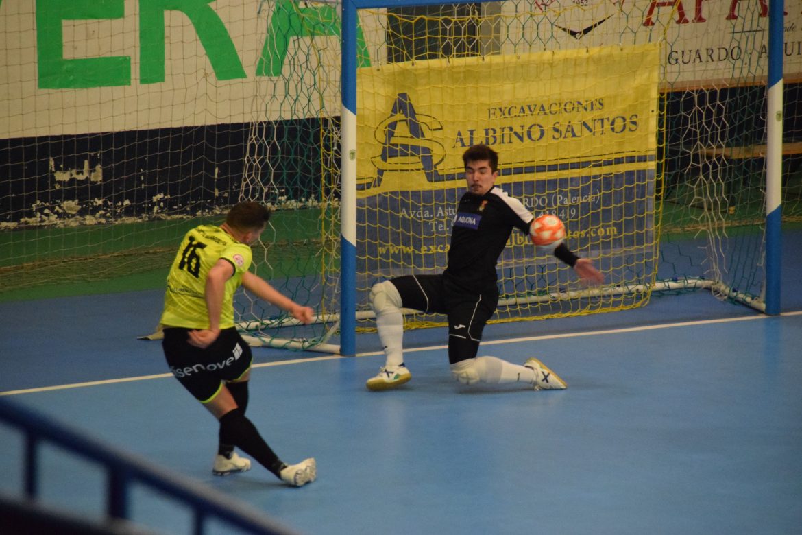 El guardameta arroyano evita un gol del jugador del Guardo que perdió en su casa. ENA