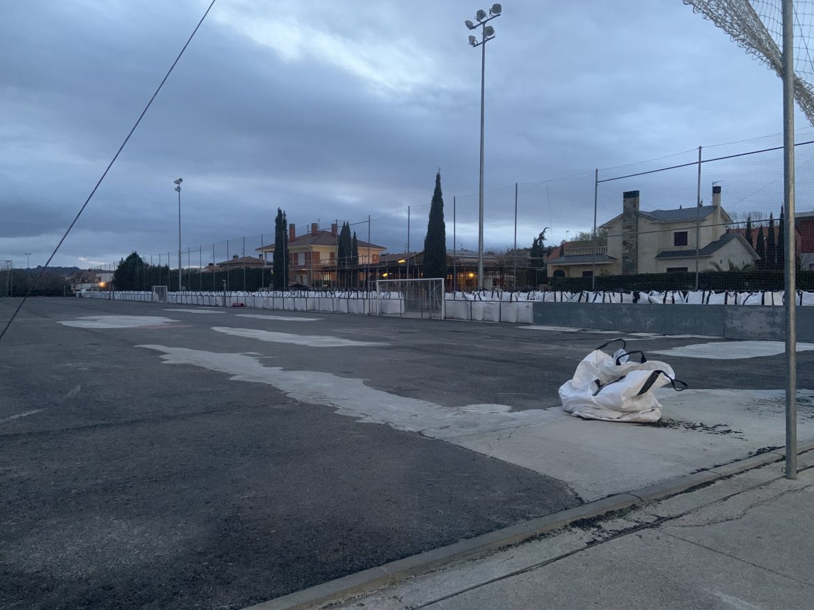lEl césped del campo de fútbol de La Vega se ha retirado para su renovación. ENA