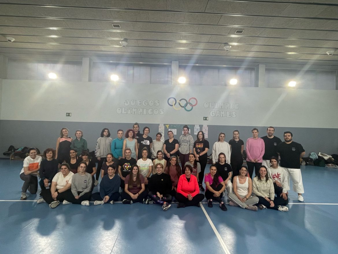 Foto de grupo de las participantes en el taller de autodefensa impartido por Victoria Calleja. ENA