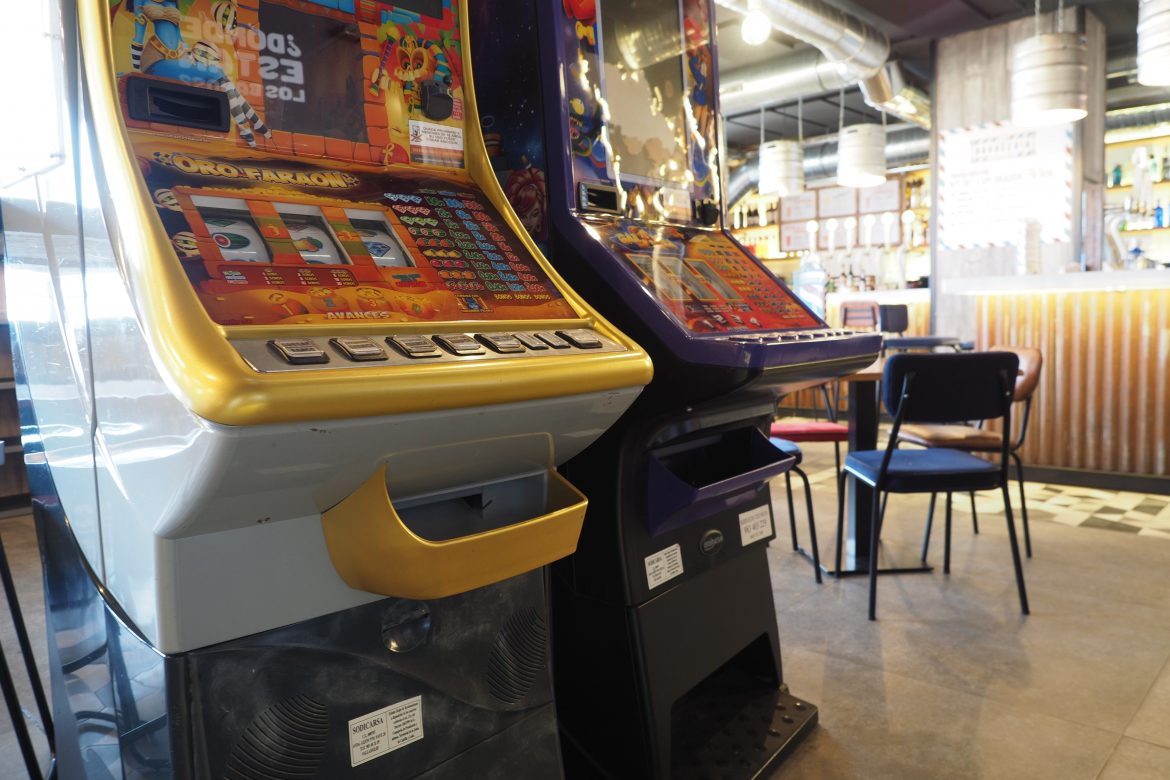 Las máquinas tragaperras de las que los ladrones han extraído las cajas de monedas. ENA