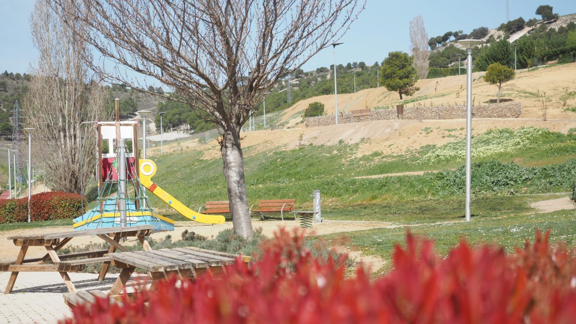 La antigua EDAR, el entorno de la Casa de la Música y el Teatro y el parque Estela Domínguez en Sotoverde (arriba) son los nuevos espacios verdes proyectados para disfrute de los arroyanos. SUSANA PONCELA