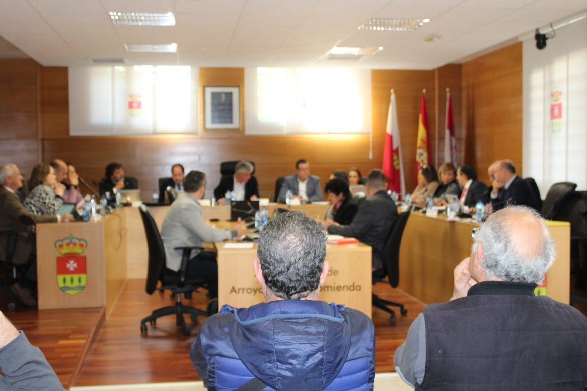 Los vecinos escuchan el debate de los presupuestos de Arroyo para 2023. ENA