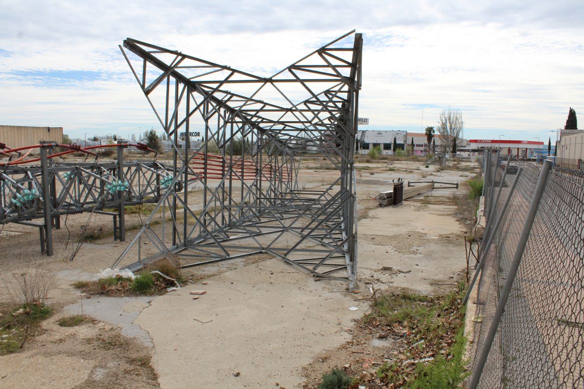 Retirada de las torres de alta tensión de la calle Industrias de Arroyo de la Encomienda. ENA