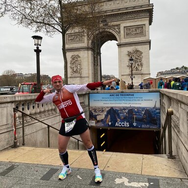 Samuel Laguna posa ante el Arco del triunfo parisino. ENA