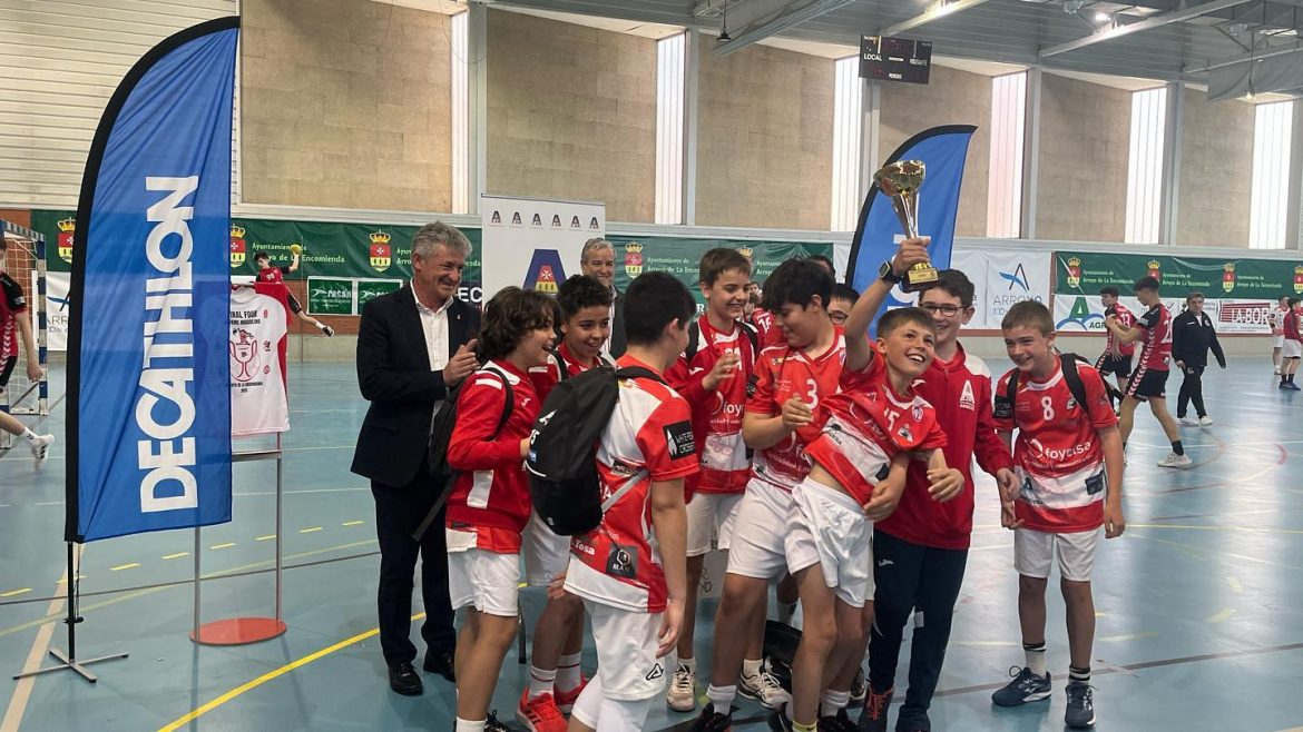 El equipo celebra la victoria con el trofeo en alto. ENA