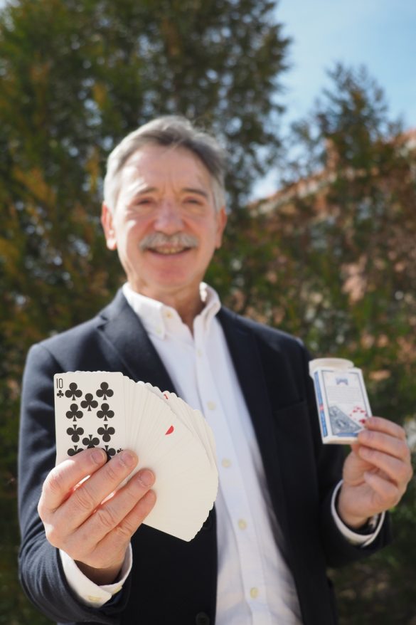 Fernando Arribas muestra sus cartas tras realizar un truco de magia con ellas. SUSANA PONCELA