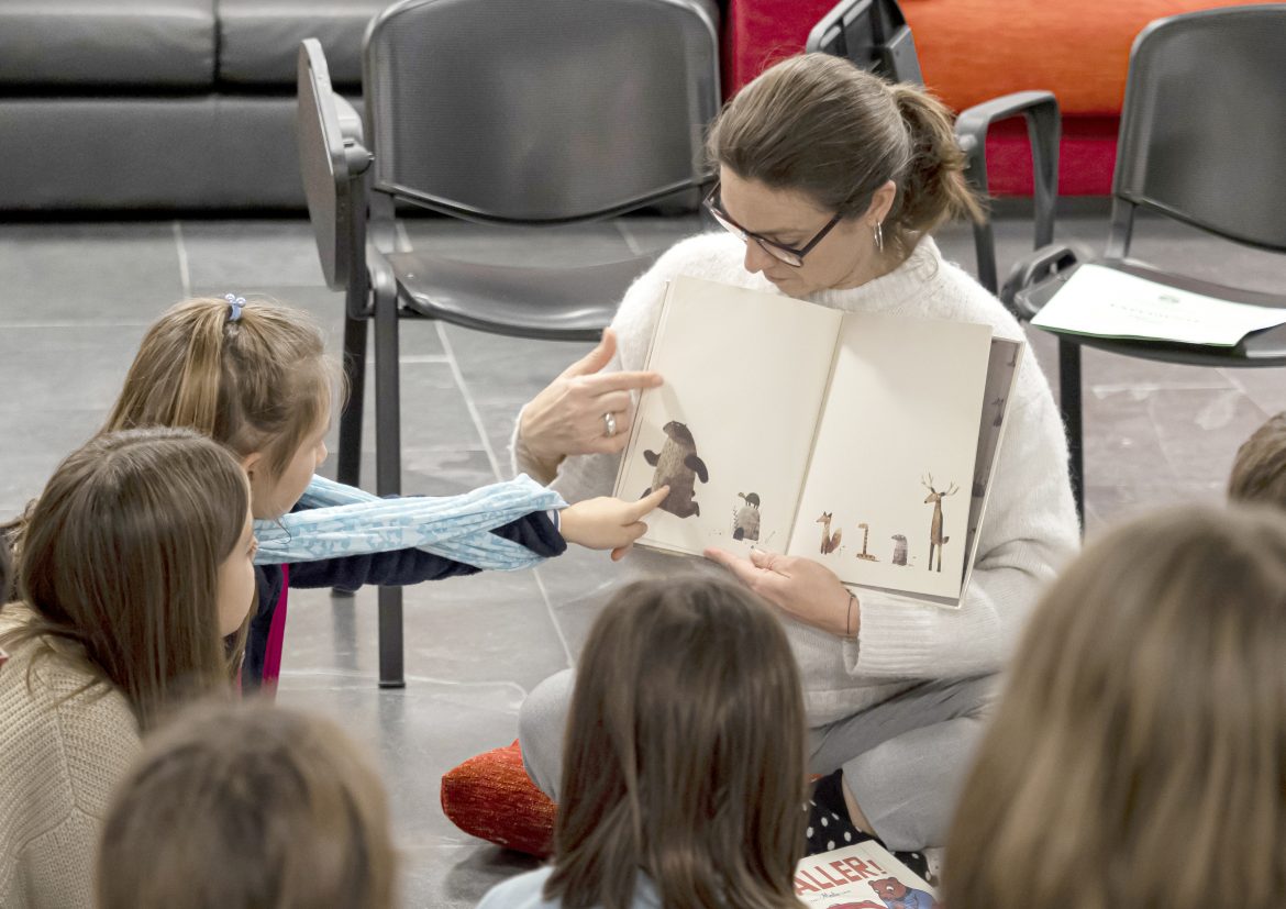 Imagen de archivo de uno de los talleres literarios celebrados en la Biblioteca Municipal de Arroyo de la Encomienda. ENA