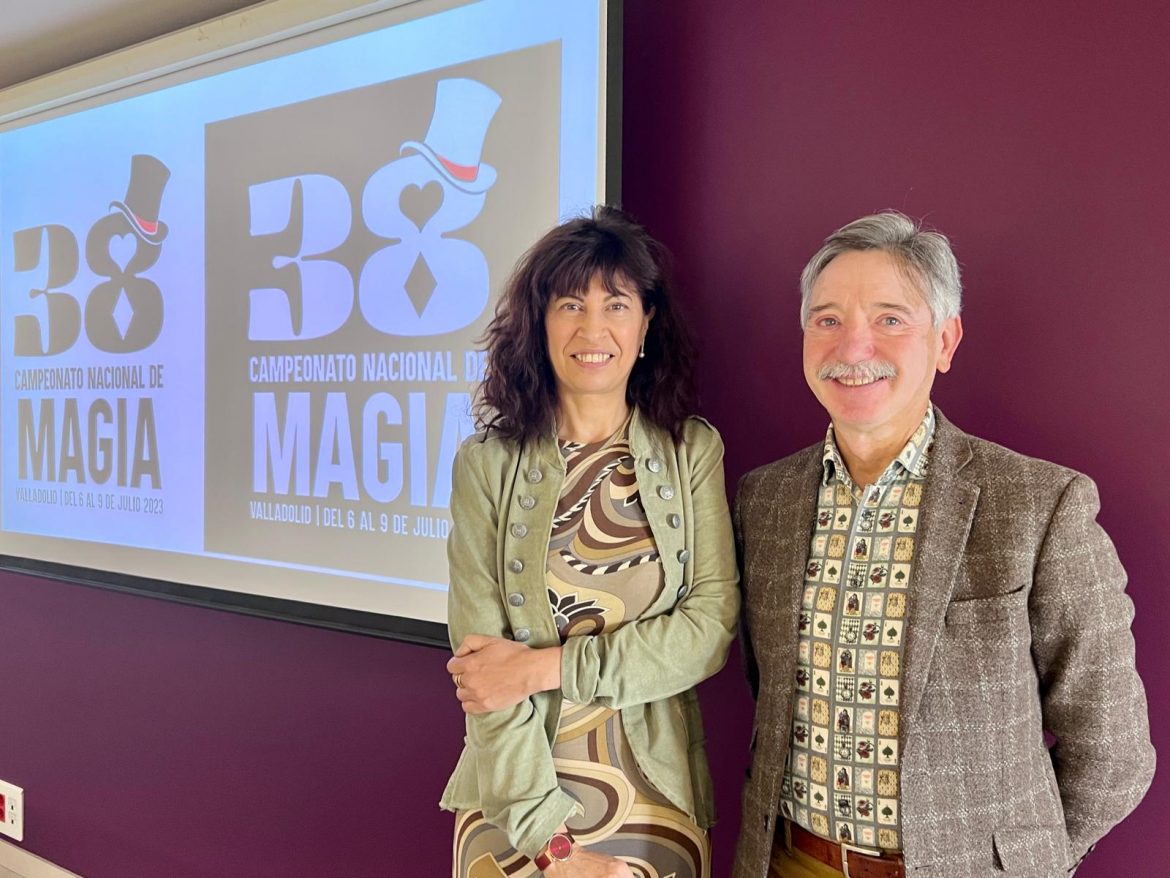 La concejala de Cultura y Turismo, Ana Redondo, con Fernando Arribas en la rueda de prensa de presentación del 38º Campeonato Nacional de Magia. Ayto. Valladolid