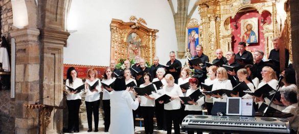 Un momento de la actuación de la Coral Támbara en la iglesia de Velilla del Río Carrión