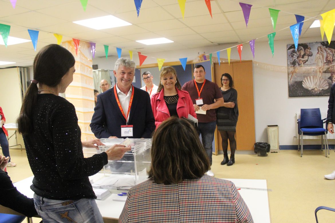 Sarbelio Fernández deposita su voto en las urnas situadas en el Hogar del Jubilado. ENA