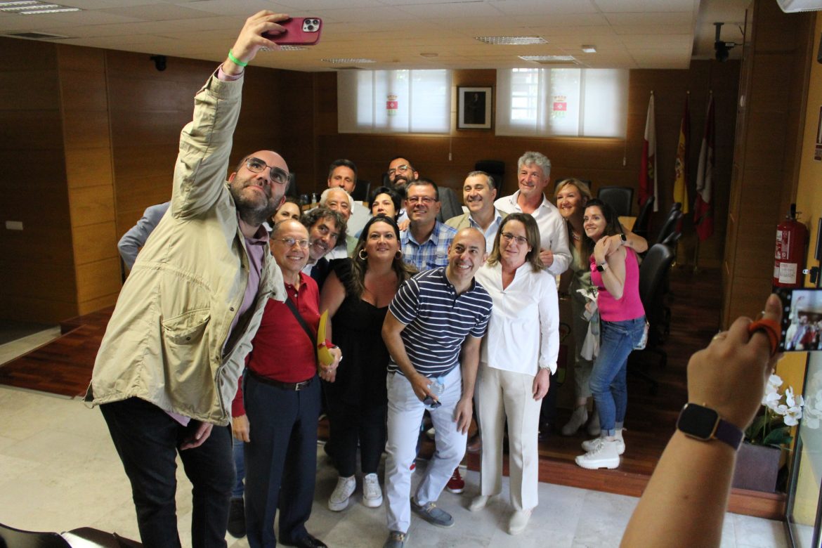Rubén García Montoro hace un selfie a la Corporación Municipal al completo en el último Pleno de su legislatura. ENA