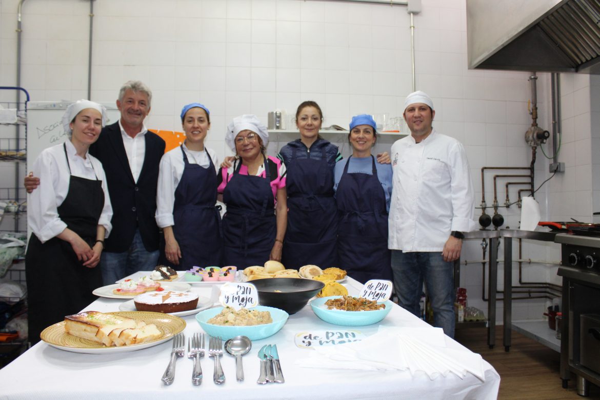 El alcalde hizo entrega de los diplomas y después degustaron los platos elaborados por los alumnos cocineros. ENA