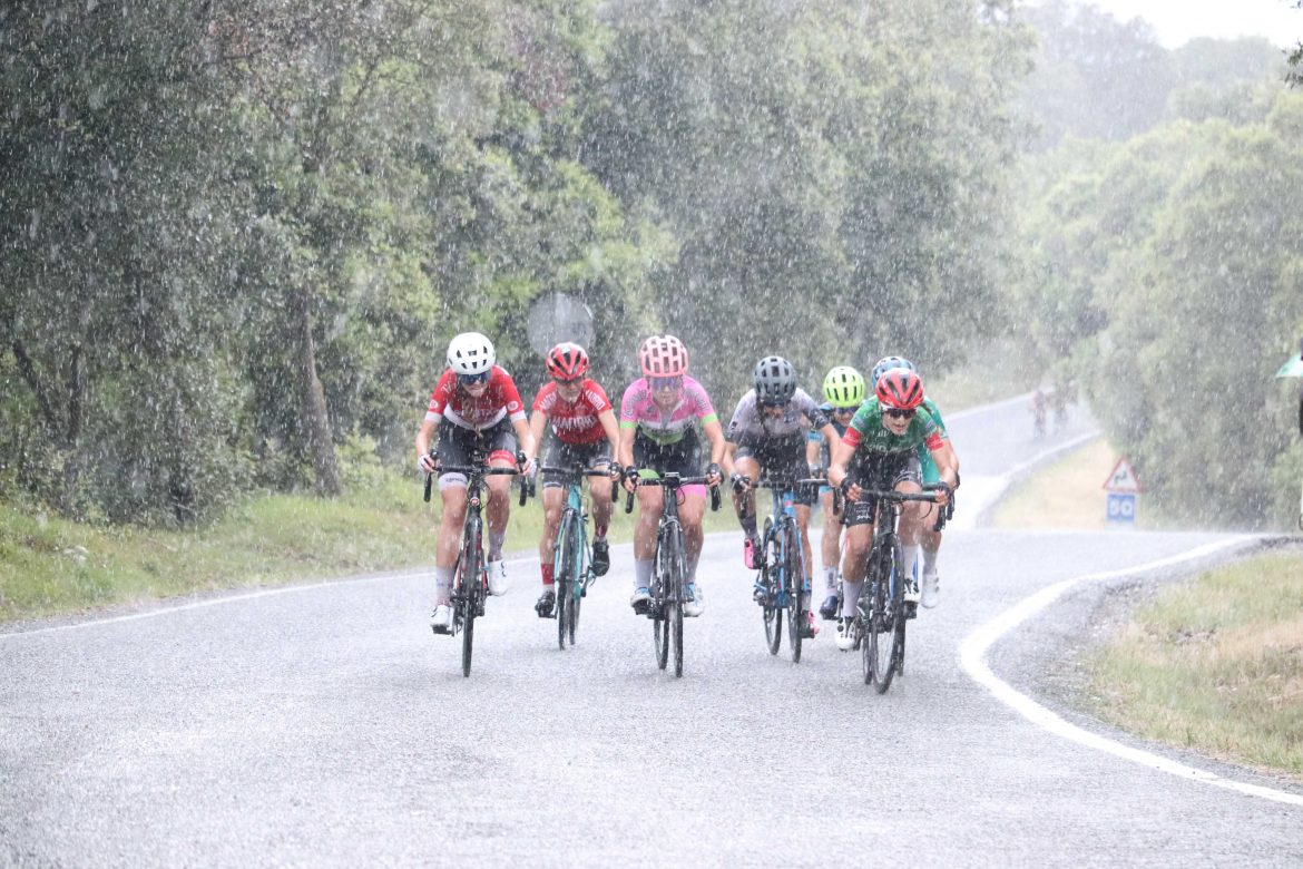 Las corredoras hicieron frente a un duro recorrido de 40 kilómetros bajo la lluvia. MARTÍN EARLY