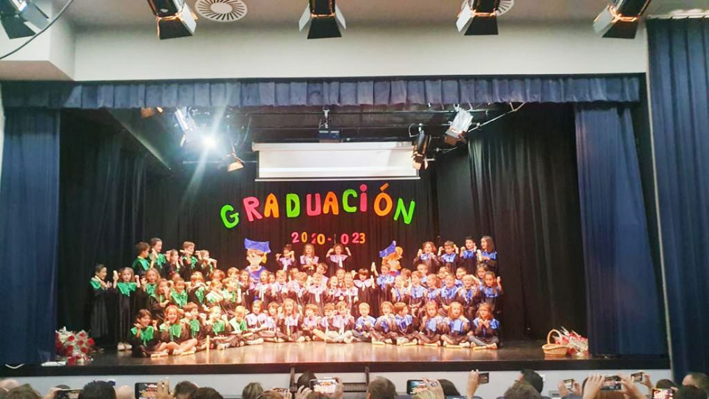 Los alumnos de 3º de Infantil celebran su primera graduación y los alumnos de 6º se despiden muy emocionados por dejar su cole de siempre para iniciar una nueva etapa educativa