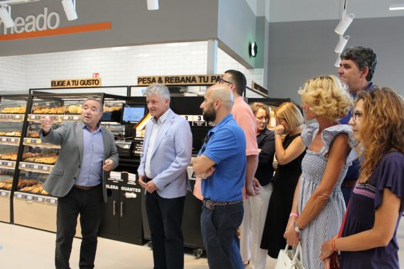 El director de punto de venta, Mariano Gallego, explica las características del nuevo Lupa al alcalde y la corporación municipal. ENA