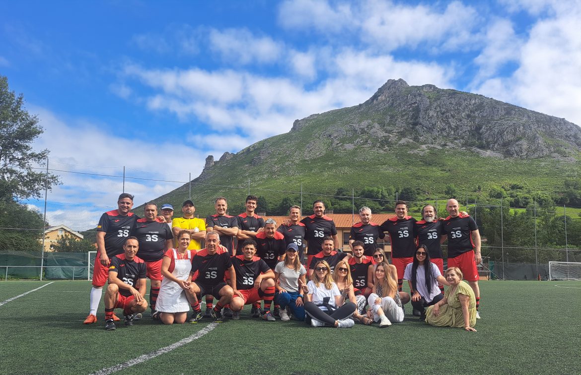 El equipo veterano de fútbol de Arroyo en Morcín (Oviedo)