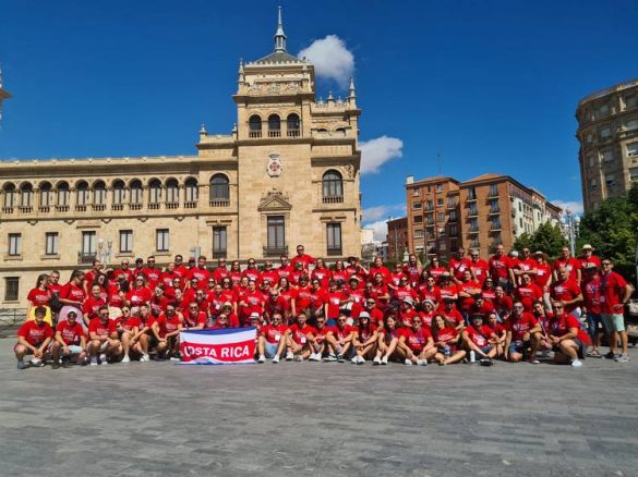 Los participantes del XV Festival de Folclore posan en la Academia de Caballería en la visita cultural a Valladolid. ENA
