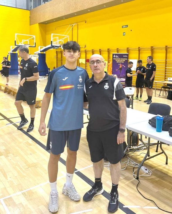 Héctor López ha participado en programas de alto rendimiento, convocado por las Federaciones de Esgrima y Balonmano
