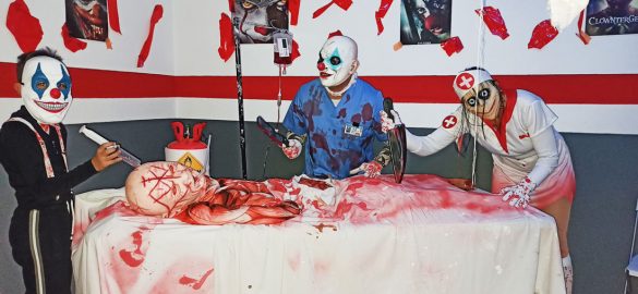 Imagen de uno de los garajes decorados para aterrorizar a grandes y pequeños. ENA