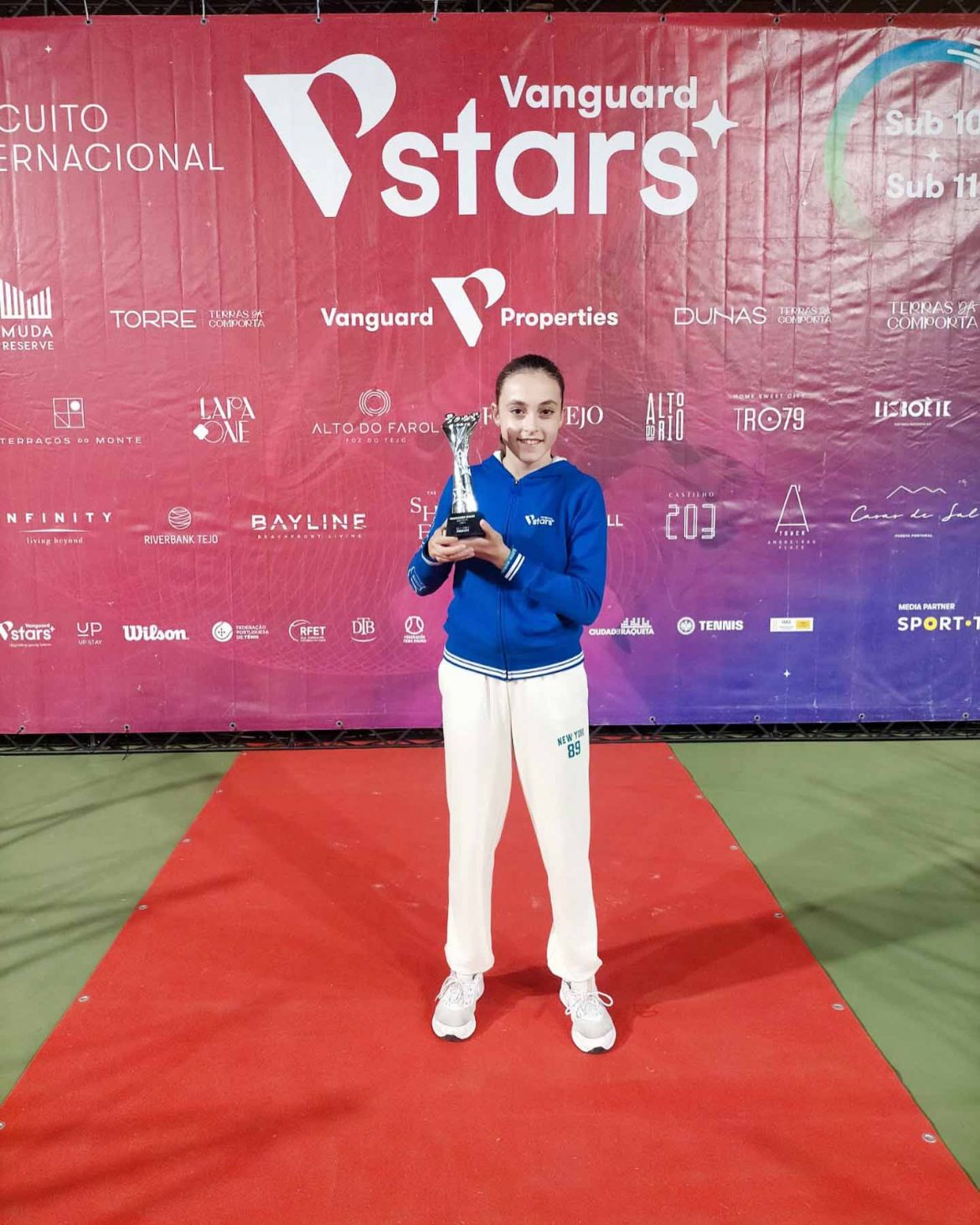 Claudia Martín levanta el trofeo de subcampeona en Lisboa. ENA