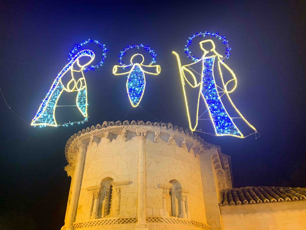 El encendido de las luces, con villancicos y castañada ha dado paso a una amplia programación de Navidad