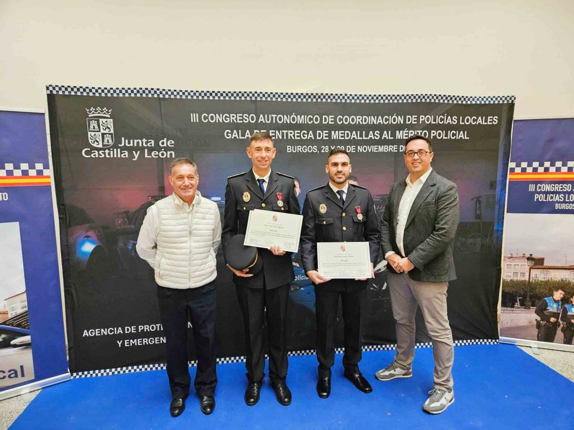 Los agentes premiados junto al concejal de Seguridad, Alfonso González. ENA