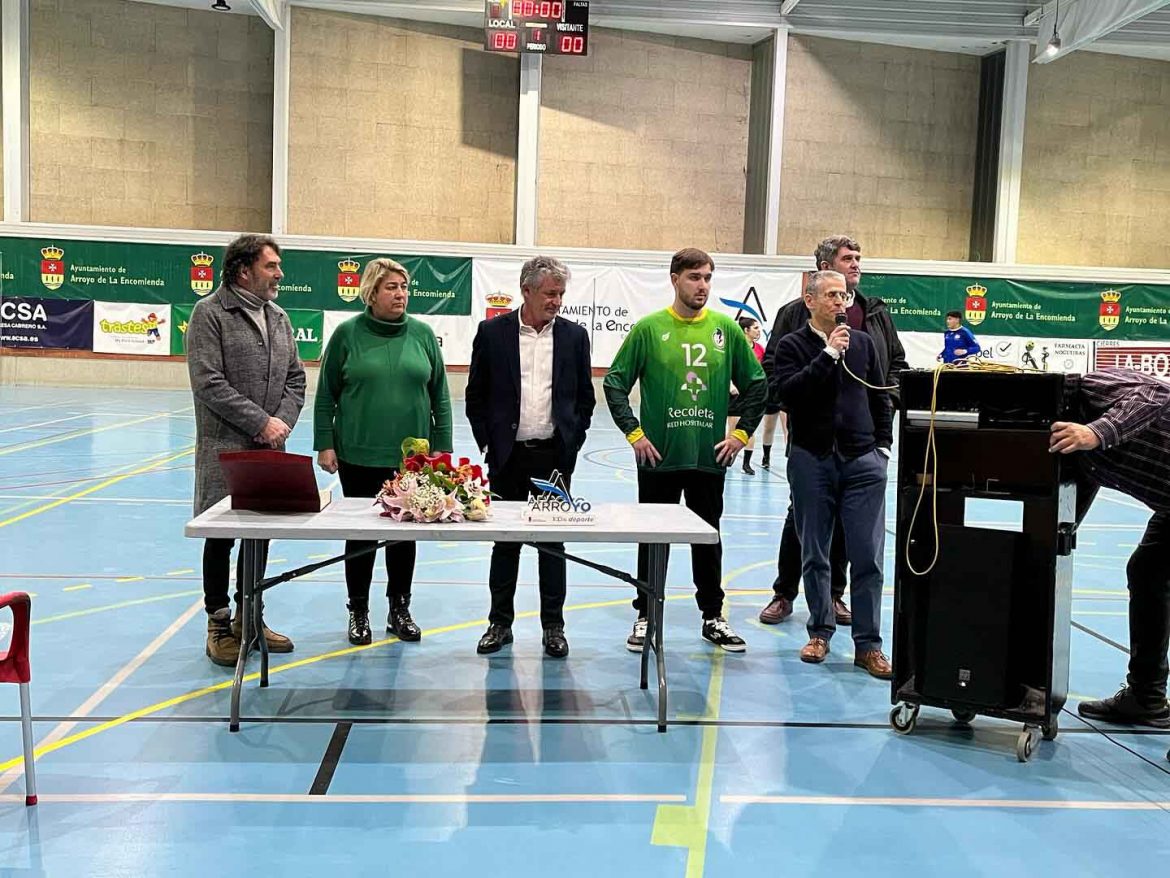 El alcalde y la viuda de Antonio Garnacho, Ana Solano, en el Memorial. ENA