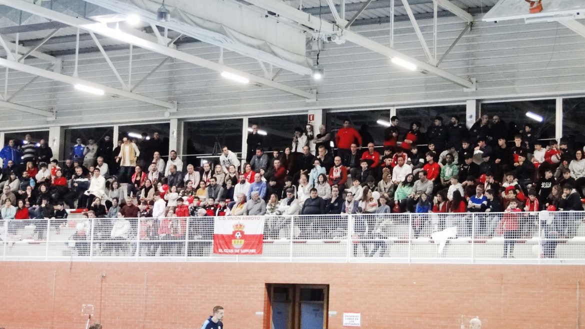 El pabellón Antonio Garnacho se llenó para ver el partido del conjunto alevín. ENA
