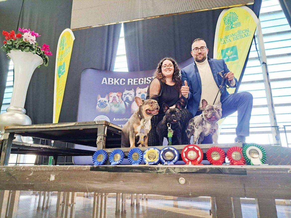 Jordi Recio y Soraya Íñiguez posan con las medallas conseguidas en Zamora. ENA
