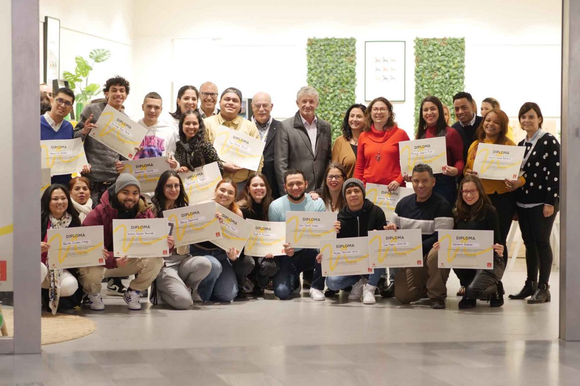 Foto de familia de la primera promoción de RÍO Academy que han cursado Comercio y Hosteleria. ENA