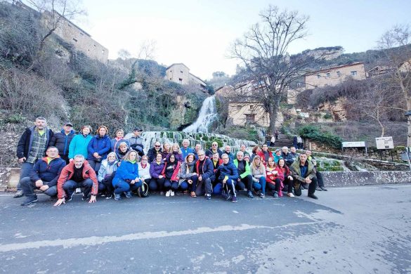 Los senderistas de Arroyo posan en la cascada de Orbaneja del Castillo, tras recorrer el cañón del Ebro. ENA