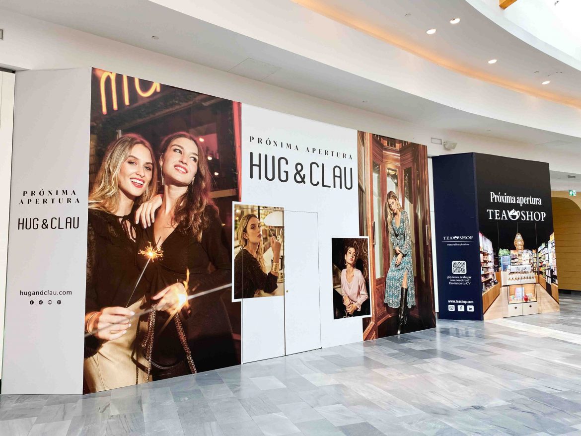 Local con el anuncio de la próxima apertura de la firma Hug&Clau, la marca española boho, que se instalará en Arroyo. ENA