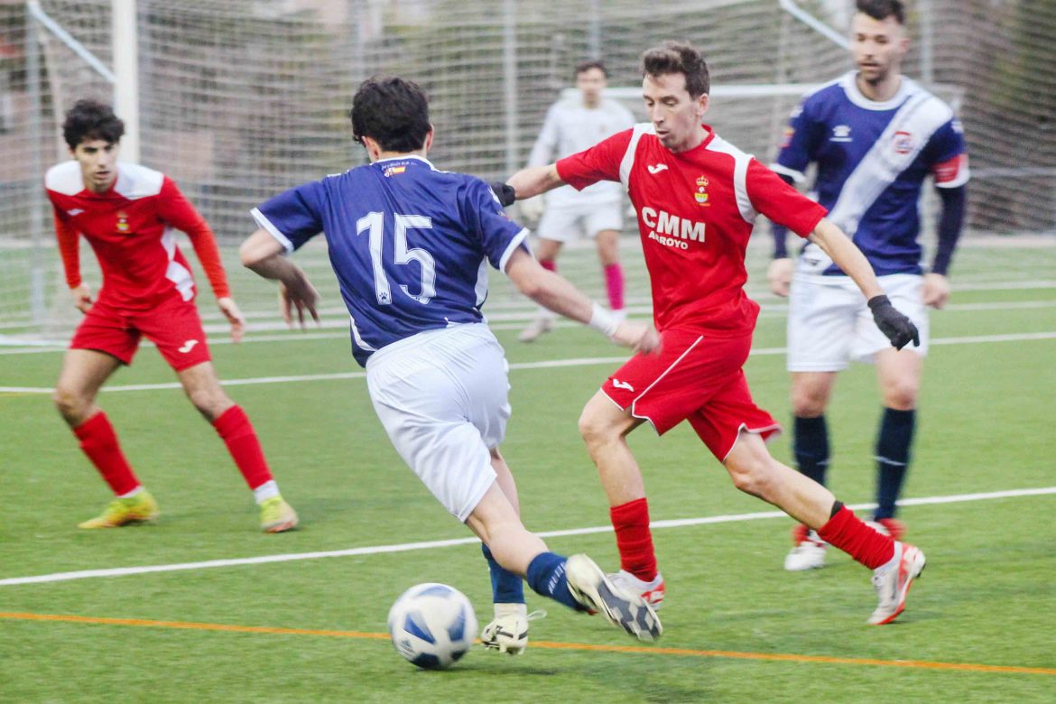 Un momento del encuentro entre Arroyo y Simancas, con Zapatero y Pedro, defendiendo la llegada del rival. ROSA M. MARTÍN