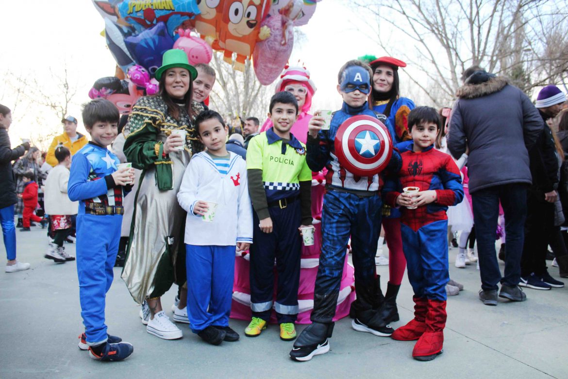 Niños y mayores disfrutaron con los disfraces y las chocolatadas ofrecidas por el Ayuntamiento en distintas zonas del municipio. ENA
