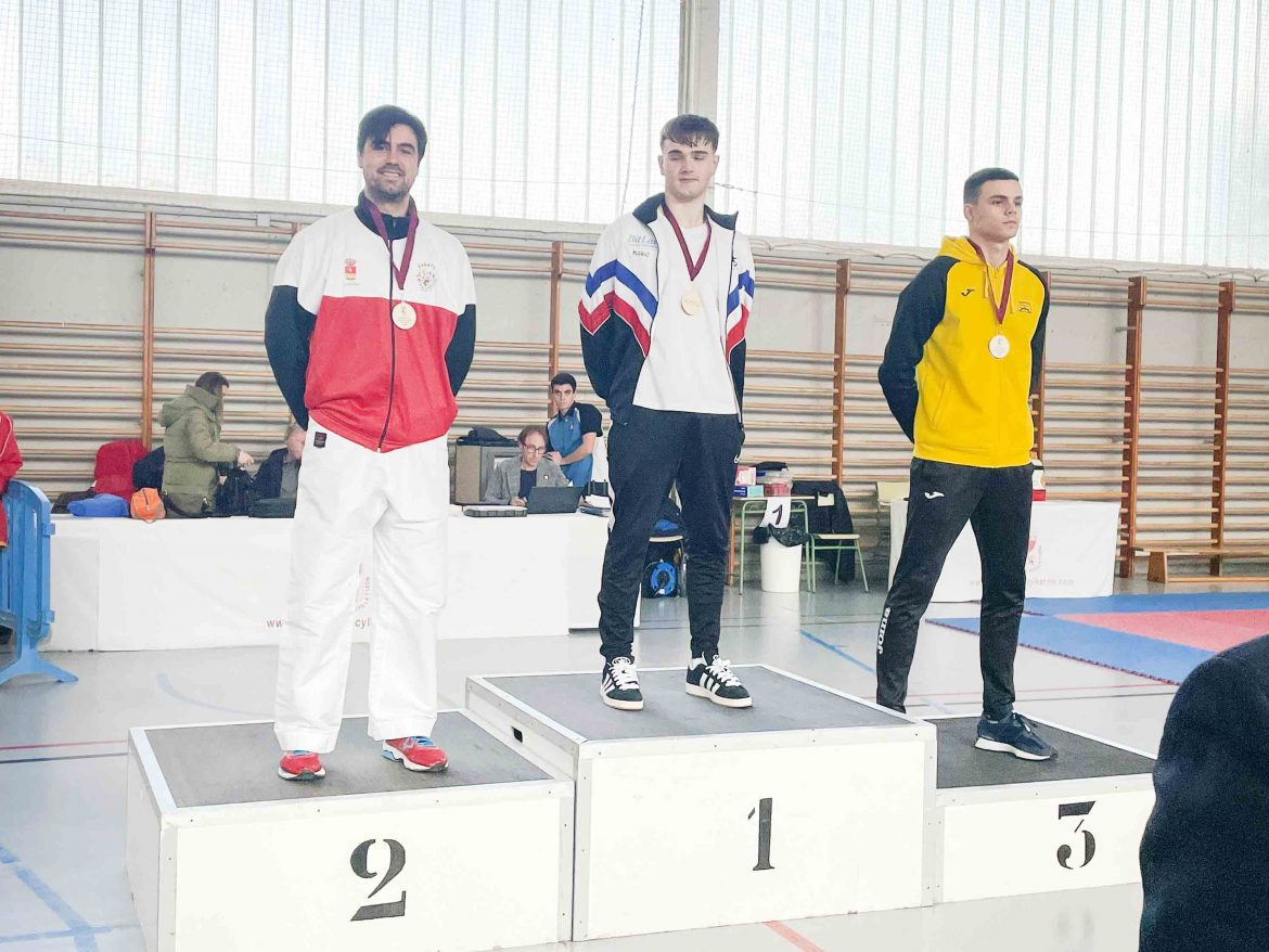 Adrián Lueje en el podio con la medalla de plata. ENA