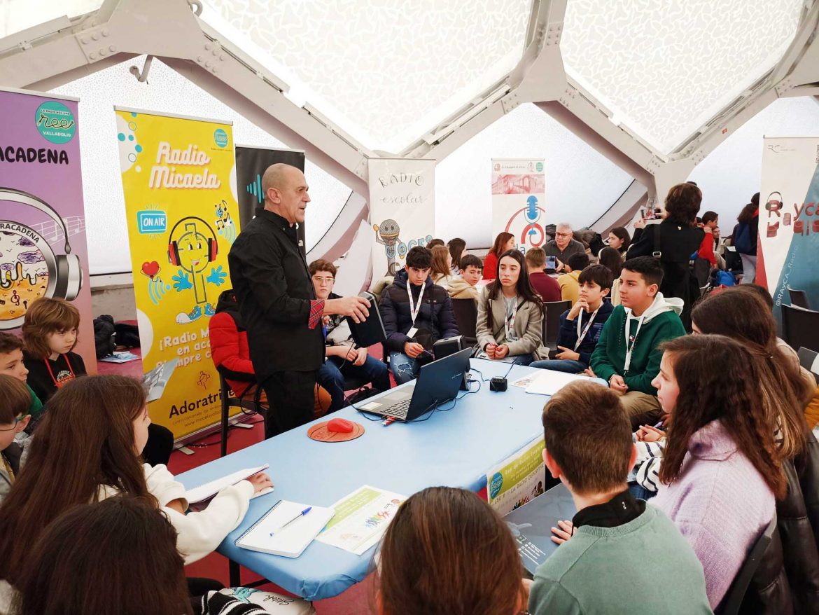 Los alumnos escuchan atentamente las indicaciones del locutor de la Ser Carlos Raúl en uno de los talleres. ENA